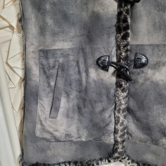 Tasha Polizzi Reversible Faux Fur Vest Large Faux Suede Bone Button Closure - Picture 3 of 11